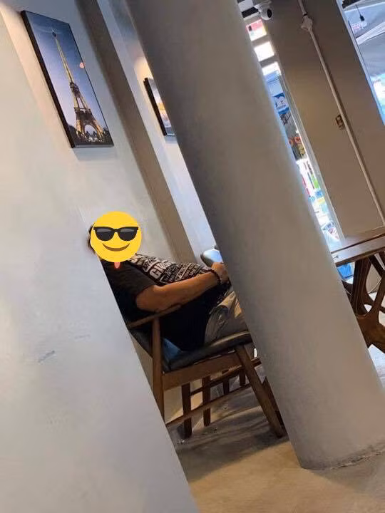Người đàn ông mang theo chai nước 1,5l đến quán cà phê uống, ngồi từ sáng đến tối mới chịu về