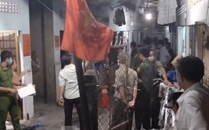 Chồng chặn đường tưới xăng định đốt vợ cũ vì không chia tài sản