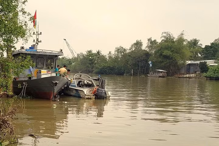 Trung tá công an tử vong khi xuồng tuần tra lật úp