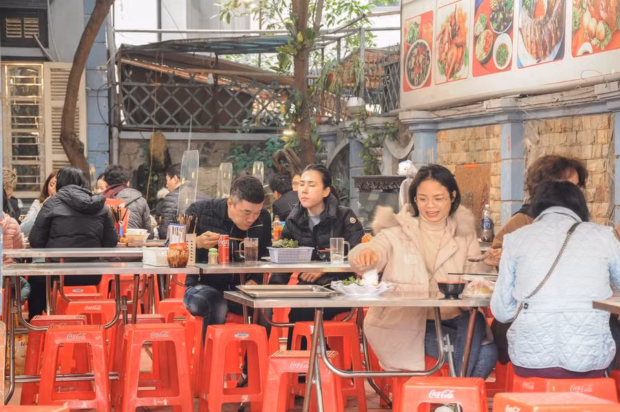 Những hoạt động ăn uống, dịch vụ quanh khu vực Phủ Tây Hồ cũng hoạt động náo nhiệt hơn vào ngày Rằm tháng Giêng.