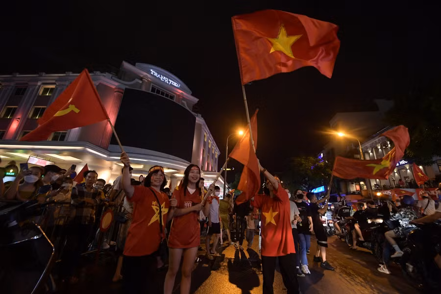 Hàng nghìn cổ động viên đổ ra mọi ngả đường mừng chiến thắng của U23 Việt Nam ảnh 12