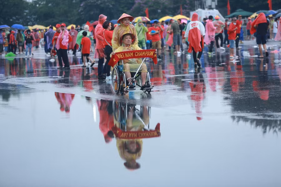 Tại đây có những cổ động viên rất đặc biệt cũng đội mưa đến để cổ vũ cho đội tuyển.