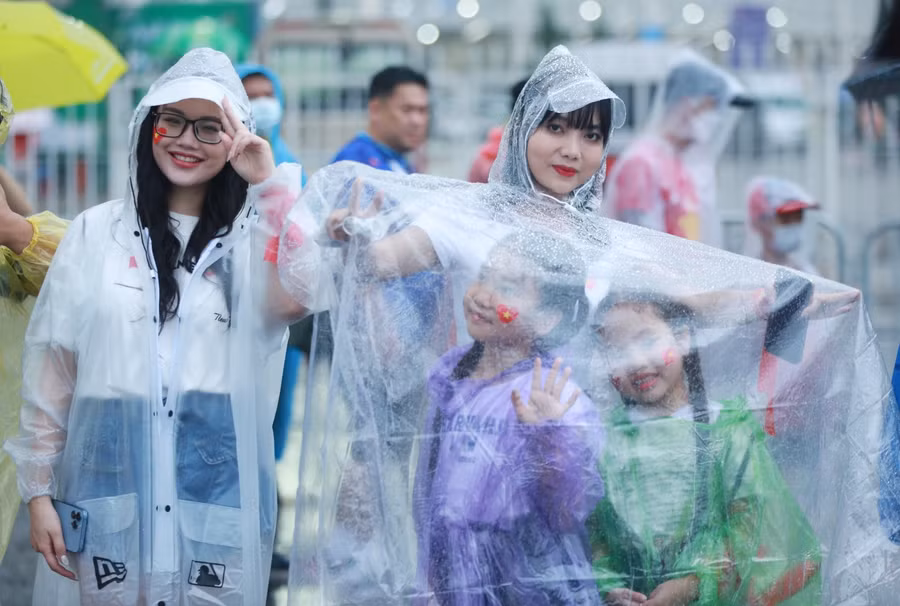 Người hâm mộ ‘đốt nóng’ không khí từ sân Mỹ Đình đến phố đi bộ trước giờ U23 Việt Nam xung trận ảnh 4