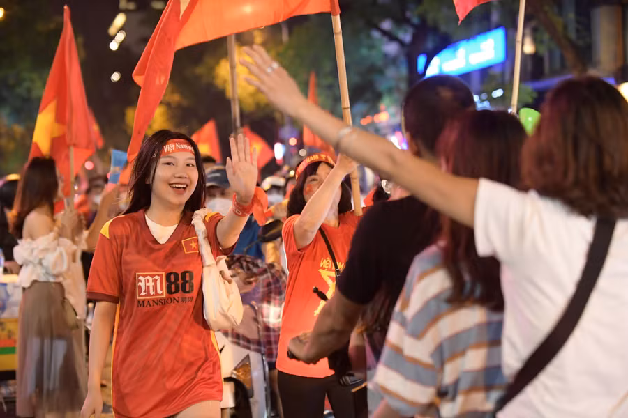 Hàng nghìn cổ động viên đổ ra mọi ngả đường mừng chiến thắng của U23 Việt Nam ảnh 6