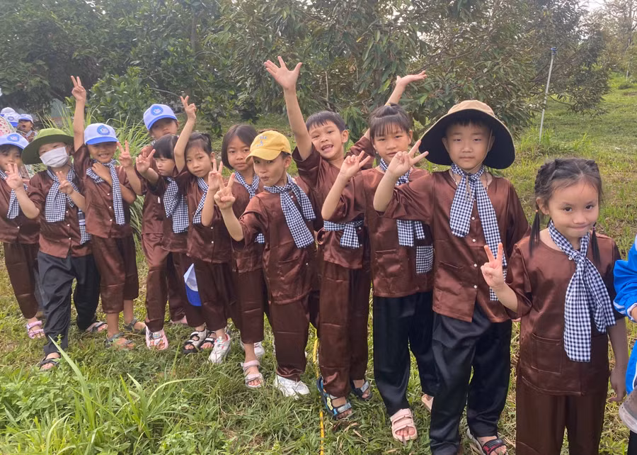 Học sinh trải nghiệm, tham quan vườn cây ăn trái của người dân. Học sinh trải nghiệm, tham quan vườn cây ăn trái của người dân.