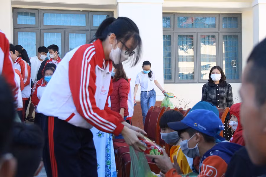 Học sinh Trường THCS-THPT Liên Việt tặng quà cho các em nhỏ ở Trung tâm bảo trợ xã hội tỉnh.