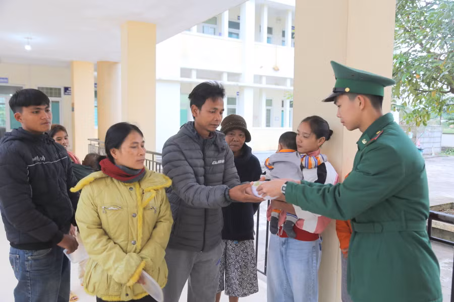 Binh nhất Trần Văn Long hào hứng khi được tận tay trao bát cháo nghĩa tình đến các bệnh nhân. Binh nhất Trần Văn Long hào hứng khi được tận tay trao bát cháo nghĩa tình đến các bệnh nhân.