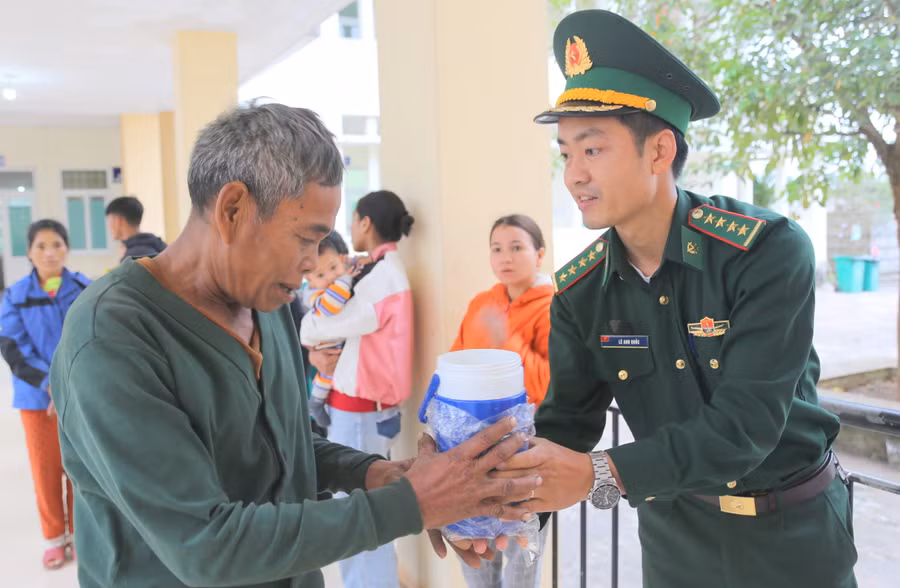 Những bát cháo thể hiện tình cảm của người lính biên phòng với nhân dân biên giới. Những bát cháo thể hiện tình cảm của người lính biên phòng với nhân dân biên giới.