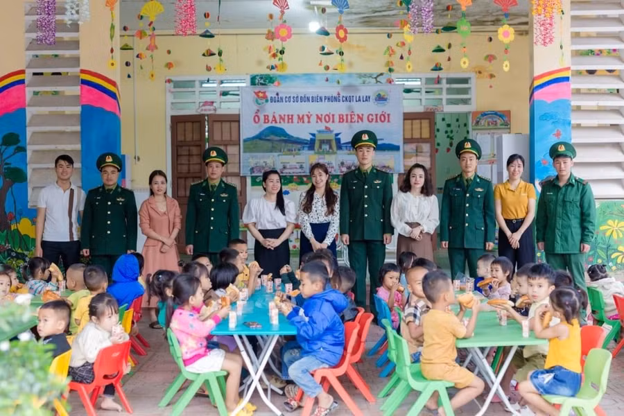 Chương trình “Ổ bánh mì biên giới” hướng đến học sinh khó khăn. Chương trình “Ổ bánh mì biên giới” hướng đến học sinh khó khăn.