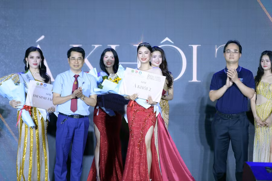 GS.TS Phạm Bảo Dương - Phó Giám đốc Học viện Nông nghiệp trao Giải Á khôi 2. GS.TS Phạm Bảo Dương - Phó Giám đốc Học viện Nông nghiệp trao Giải Á khôi 2.