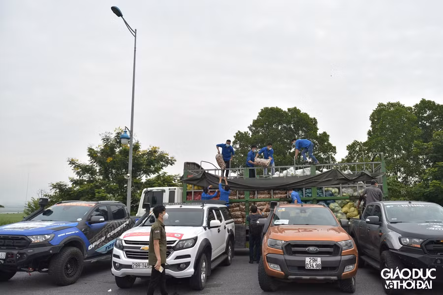 Sáng nay, 15 tấn hàng gồm rau, củ, quả... trị giá khoảng 150 triệu đồng đã được chuyển tới Hà Nội.
