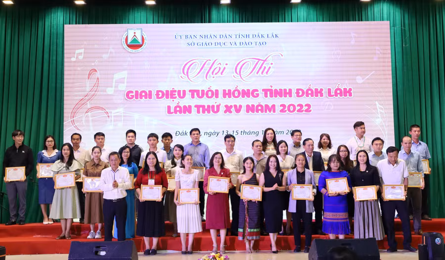 TS. Đỗ Tường Hiệp - Phó Giám đốc Sở GD&amp;ĐT cùng đại diện Ban giám khảo trao giải cho các tiết mục xuất sắc tại Hội thi.