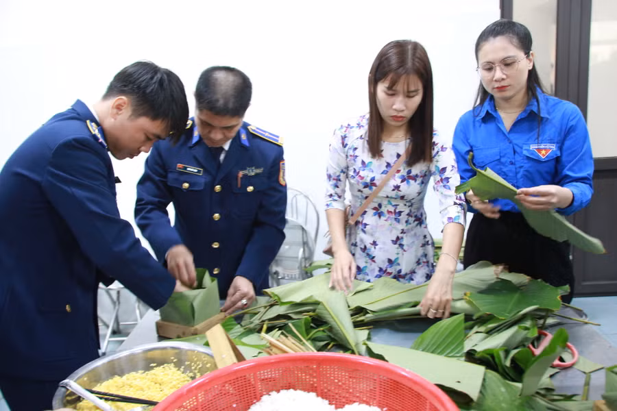 Ngoài cán bộ, chiến sĩ ở Hải đội 202, mỗi đội thi sẽ được “biên chế” thêm các thành viên của Hội phụ nữ xã Triệu An (huyện Triệu Phong, tỉnh Quảng Trị) và Xã Đoàn Triệu An.