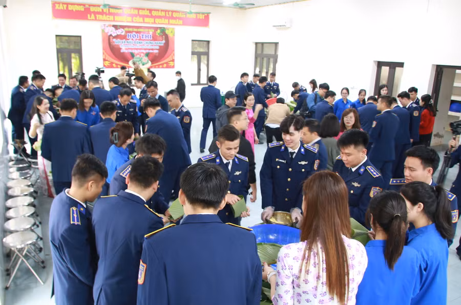 Trước đó, Hải đội 202 Bộ tư lệnh Vùng Cảnh sát biển 2 tổ chức hội thi gói bánh chưng xanh để nâng cao đời sống văn hóa, tinh thần cho cán bộ chiến sĩ và tạo không khí vui tươi sôi nổi trong những ngày xuân.