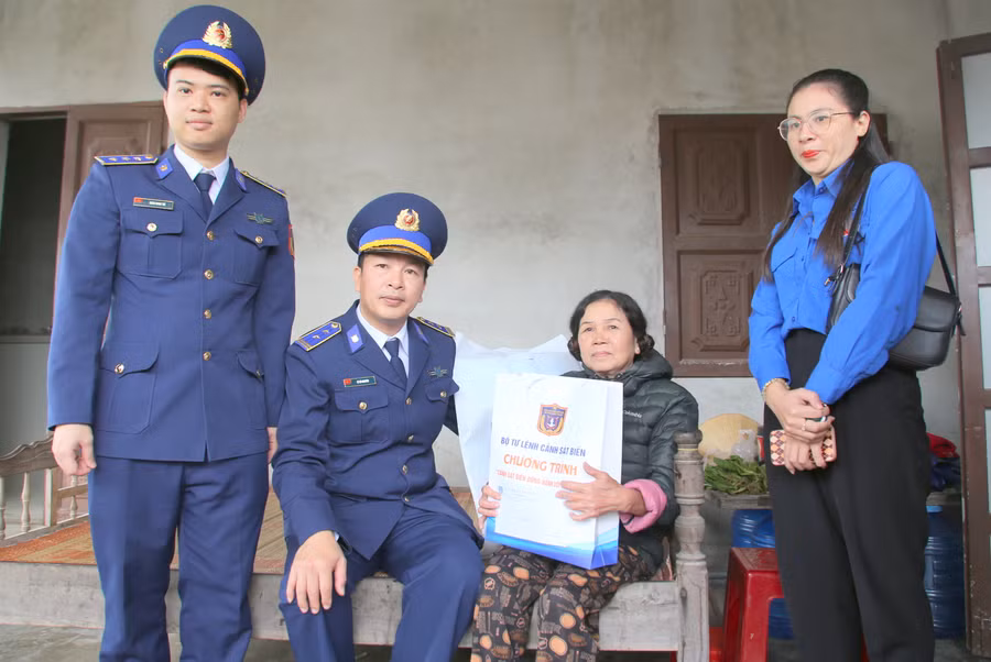 Trước ngày Tết cổ truyền, Trung tá Lê Bá Nguyên - Chính trị viên Hải đội 202 Bộ tư lệnh Vùng Cảnh sát biển 2 đã đến thăm, tặng quà, chúc Tết các gia đình khó khăn trên địa bàn xã Triệu An, huyện Triệu Phong (tỉnh Quảng Trị). Chia sẻ khó khăn với các gia đình, Trung tá Lê Bá Nguyên gửi lời động viên và chúc các gia đình đón Xuân đầm ấm, vui vẻ.