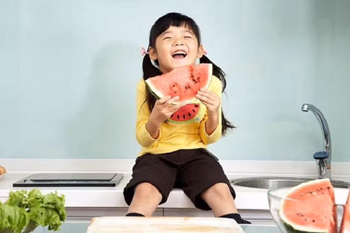 Cách cho trẻ ăn hoa quả theo tháng tuổi 