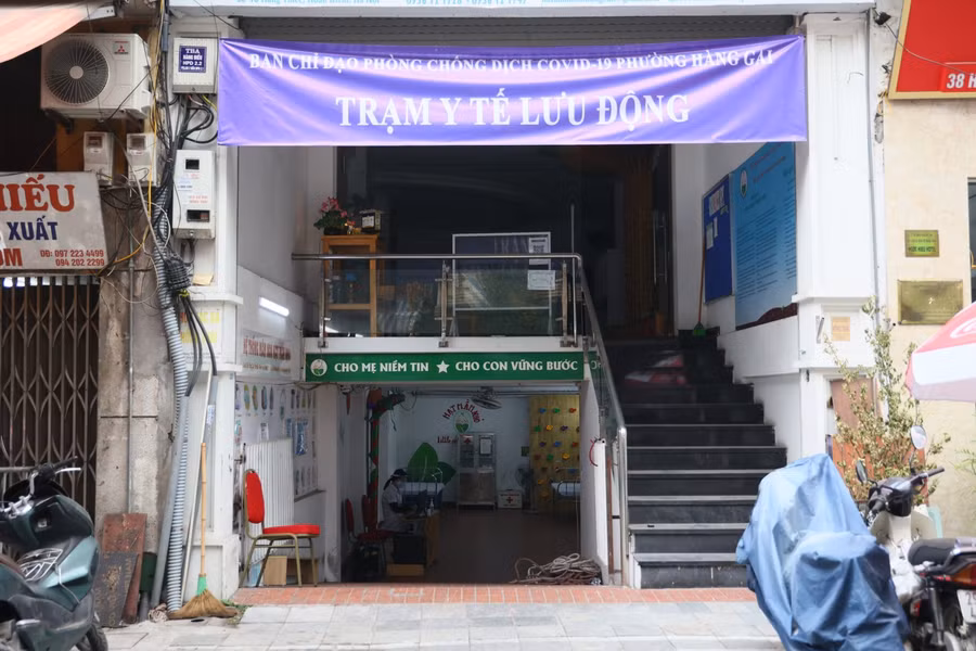 Cận cảnh một khu phố đang cách ly, điều trị nhiều F0 tại nhà ở Hà Nội ảnh 3
