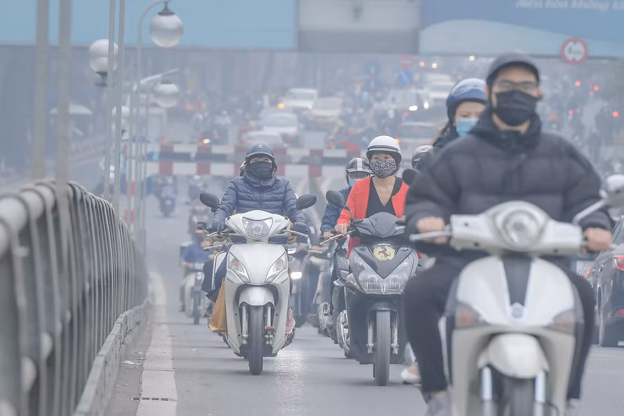 Hôm nay, tại nhiều quận nội thành Hà Nội xuất hiện sương mù dày đặc, bao phủ, trời âm u kéo dài từ sáng đến tối.