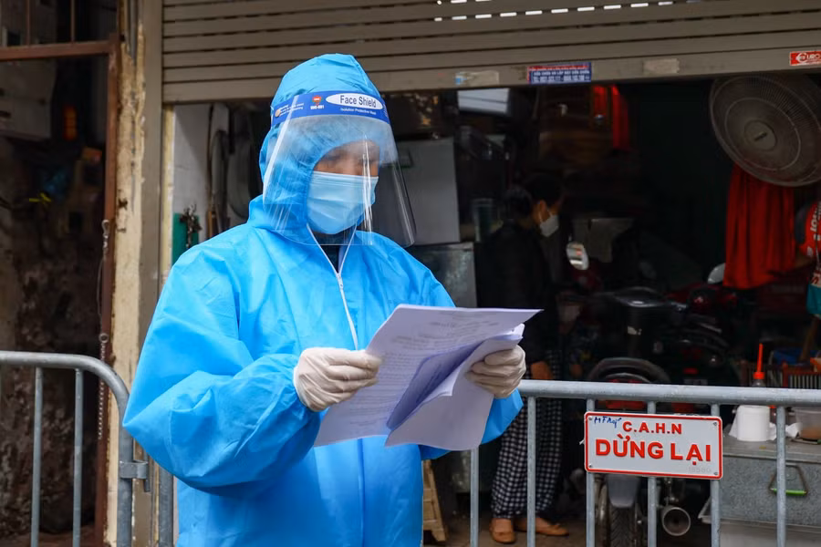 Cận cảnh một khu phố đang cách ly, điều trị nhiều F0 tại nhà ở Hà Nội ảnh 5