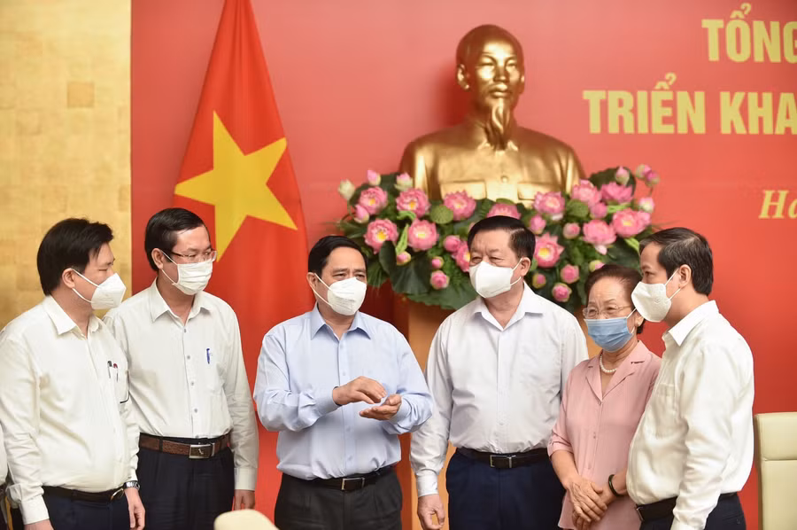 Thủ tướng Phạm Minh Chính trao đổi với các đại biểu dự Hội nghị.