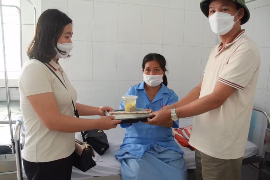 Thầy giáo Nguyễn Thanh Hải, cô giáo Trần Nhân, xã Cẩm Vịnh cũng dành thời gian để trao những phần cơm yêu thương cho bà con.