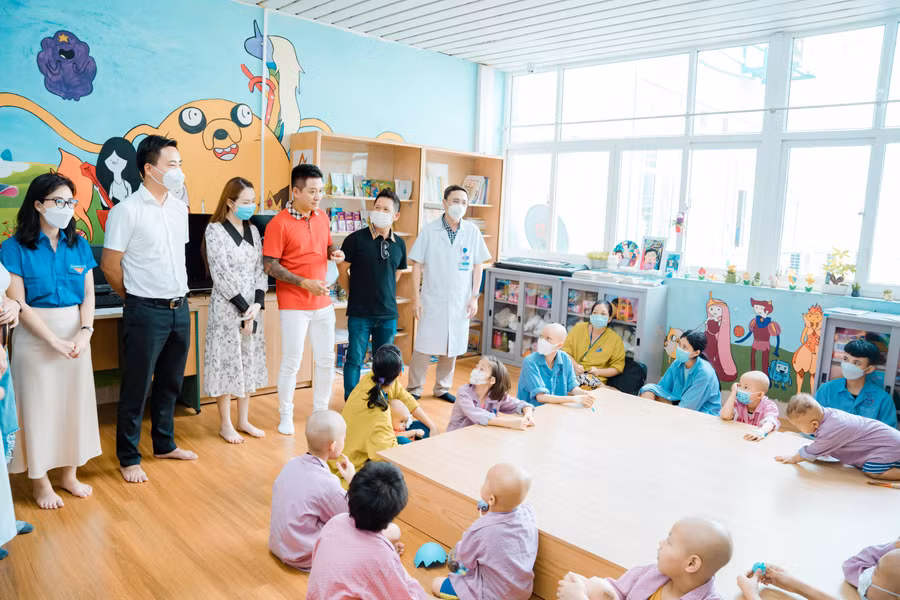 Thành đoàn - Hội LHTN Việt Nam Tp Hà Nội phối hợp cùng nhóm thiện nguyện có sự góp mặt của ca sĩ Bằng Kiều, Tuấn Hưng, F.Golf Club, Camellia H, Đồng hồ Tuấn Hưng và các nghệ sĩ Hà Nội đã có mặt tại Bệnh viện K Tân Triều.