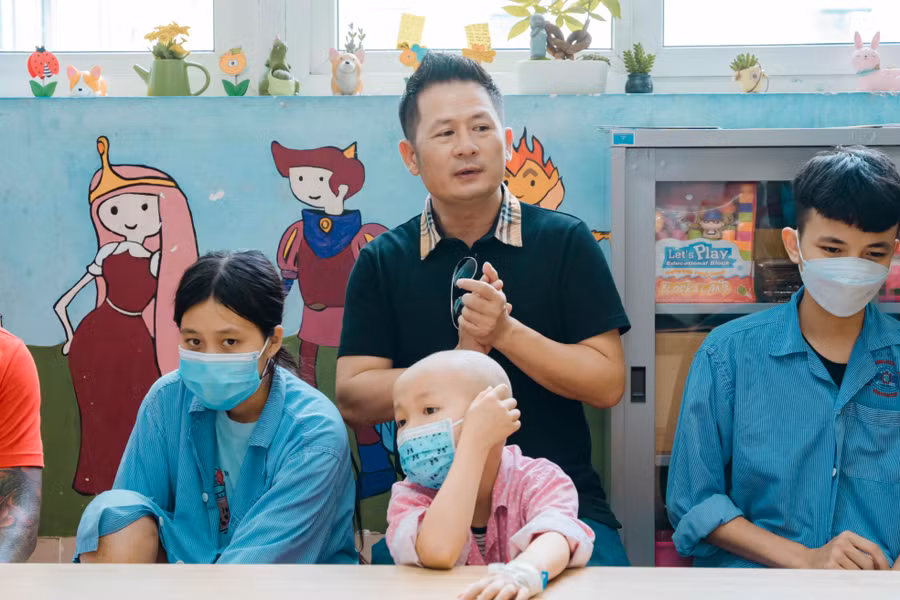 Các thành viên trong đoàn giao lưu cùng các bệnh nhân nhí.