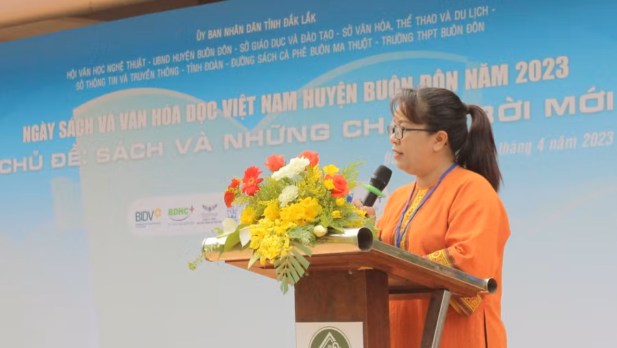Nhà văn Niê Thanh Mai - Chủ tịch Hội VHNT tỉnh phát biểu tại Ngày sách và văn hóa đọc năm 2023.
