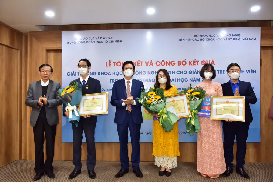 Niềm vui đón nhận bằng khen và giải nhất Giải thưởng khoa học công nghệ dành cho GV trẻ và SV