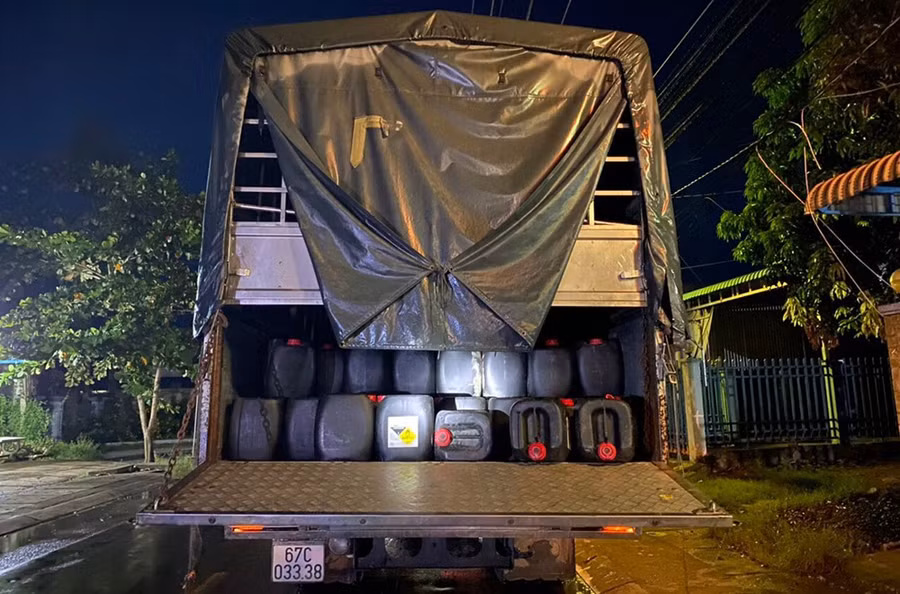Xe ô tô tải chở số lượng lớn hóa chất không rõ nguồn gốc.