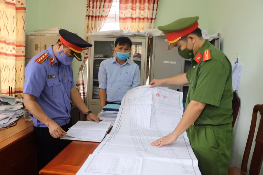 Cơ quan chức năng khám xét nơi làm việc của bị can Nguyễn Hồng Đức. Ảnh: Minh Khôi