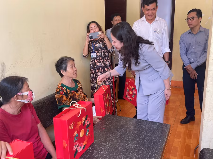 Phó Chủ tịch nước Võ Thị Ánh Xuân thăm hỏi, tặng quà các đối tượng chính sách. (Ảnh: TT)