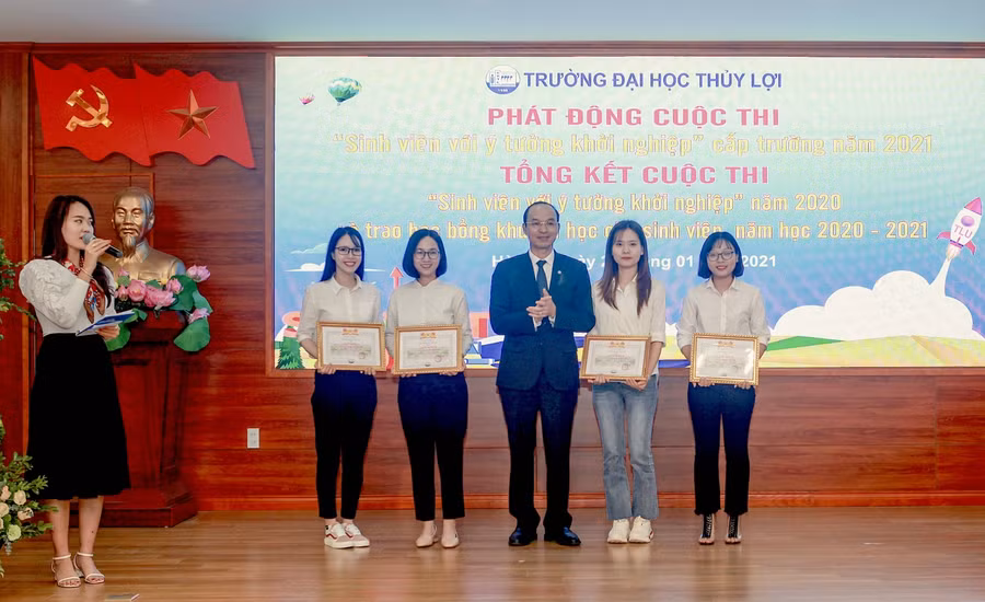 GS.TS Trịnh Minh Thụ - Hiệu trưởng nhà trưởng trao thưởng cho nhóm SV đạt giải Ba toàn quốc “Sinh viên với ý tưởng khởi nghiệp” năm 2020.