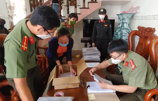 Cơ quan chức năng tiến hành kiểm tra thu giữ nhiều chứng chỉ giả liên quan đến vụ án.