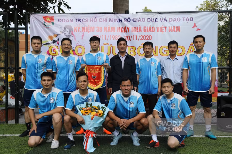 Sôi nổi giải bóng đá giao hữu Bộ GD&ĐT chào mừng Ngày Nhà giáo Việt Nam ảnh 4