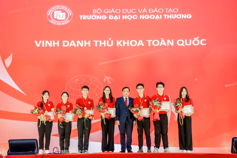 Khen thưởng các thủ khoa trúng tuyển vào Trường Đại học Ngoại thương.