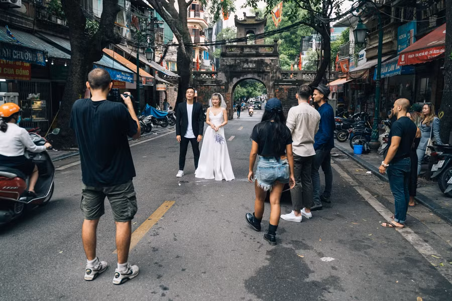 Có một Hà Nội mới mẻ trong các video của Rapper người Anh ảnh 2