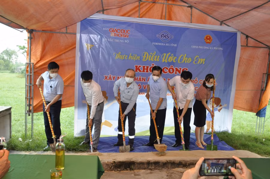 Chủ tịch UBND tỉnh Hà Tĩnh ông Võ Trọng Hải, lãnh đạo Sở GD&amp;ĐT tỉnh cùng đại diện nhà tài trợ, Báo GD&amp;TĐ khởi công xây dựng nhà cho 3 em.