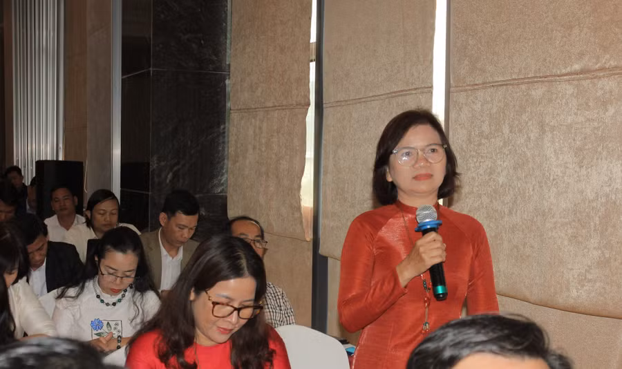 Đại diện Sở GD&amp;ĐT Thừa Thiên - Huế tham gia ý kiến thảo luận tại Hội nghị.