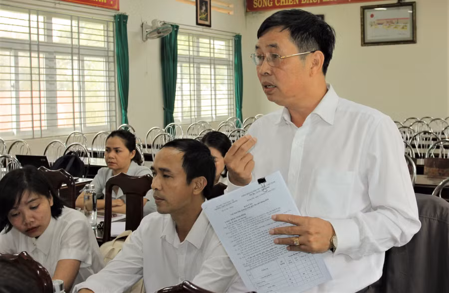 Ông Mai Quốc Tuấn báo cáo với Thứ trưởng Nguyễn Hữu Độ và đoàn công tác.