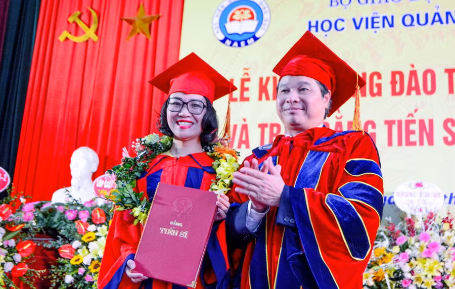 GS Phạm Quang Trung trao bằng tiến sĩ cho nghiên cứu sinh
