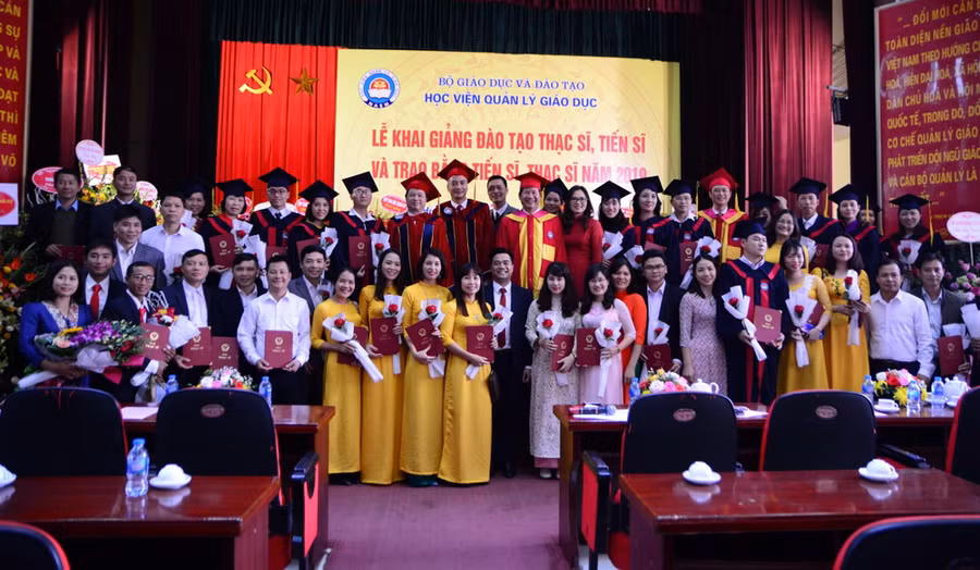Lãnh đạo học viện chụp ảnh lưu niệm cùng các tân tiến si, thạc si