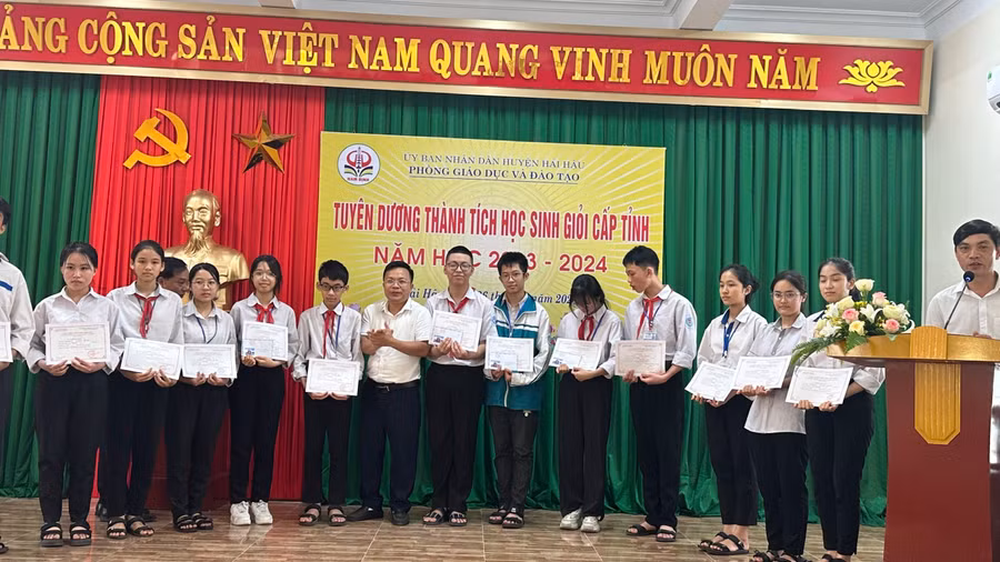 Học sinh Trường THCS Hải Hậu trong lễ tuyên dương khen thưởng học sinh giỏi cấp tỉnh năm 2024.