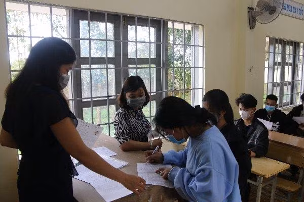 Thí sinh dự thi tại điểm thi THPT Đắk R'Lấp điều chỉnh sai sót trong hồ sơ đăng ký dự thi. Thí sinh dự thi tại điểm thi THPT Đắk R'Lấp điều chỉnh sai sót trong hồ sơ đăng ký dự thi.