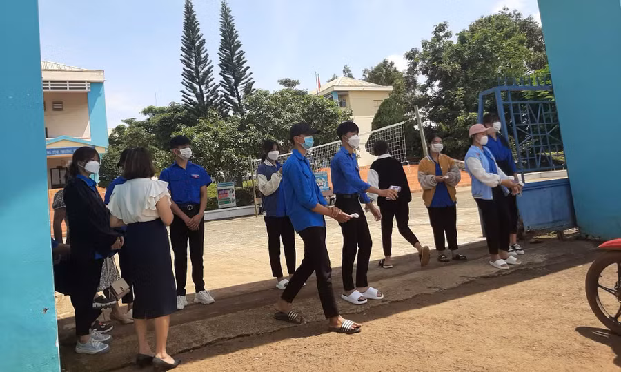Thí sinh đến làm thủ tục dự thi tại điểm thi THPT Nguyễn Tất Thành. Thí sinh đến làm thủ tục dự thi tại điểm thi THPT Nguyễn Tất Thành.