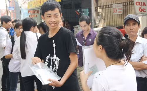 Sau khi kết thúc môn thi, thí sinh vẫn hào hứng trao đổi về đề thi môn Văn Sau khi kết thúc môn thi, thí sinh vẫn hào hứng trao đổi về đề thi môn Văn