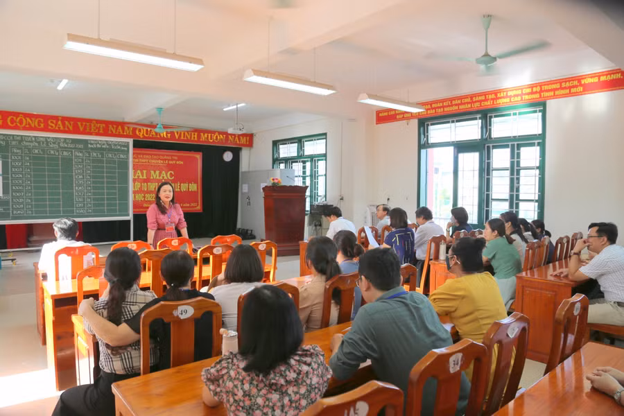 TS Lê Thị Hương - Giám đốc Sở GD&amp;ĐT tỉnh Quảng Trị động viên các cán bộ, giám thị coi thi tại Hội đồng thi trường THPT chuyên Lê Qúy Đôn.