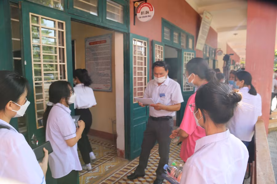 Giám thị gọi thí sinh vào phòng thi.