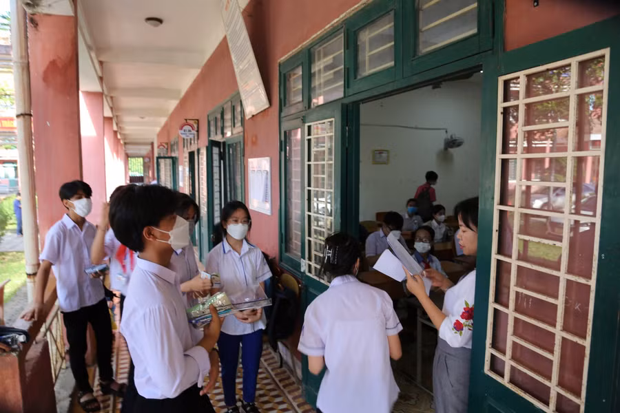 Cán bộ coi thi gọi thí sinh vào phòng thi.
