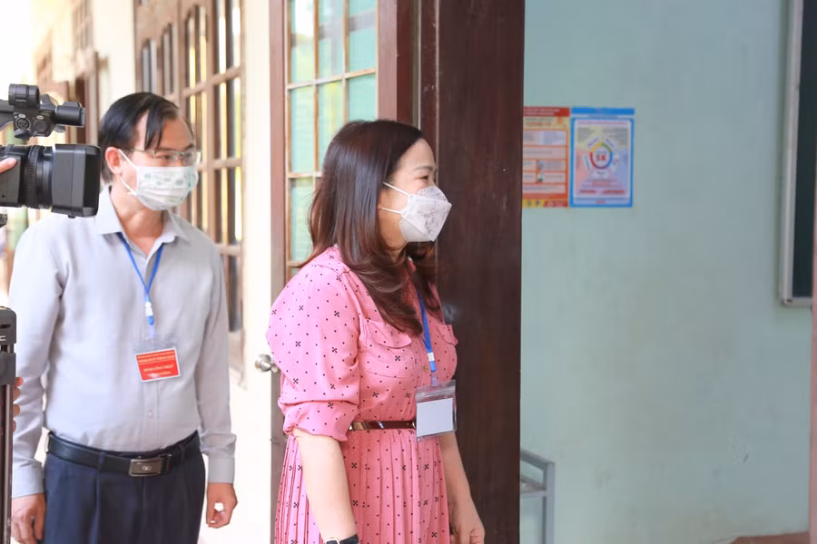 Lãnh đạo Sở GD&amp;ĐT kiểm tra tại điểm thi THCS Phan Đình Phùng (TP Đông Hà).